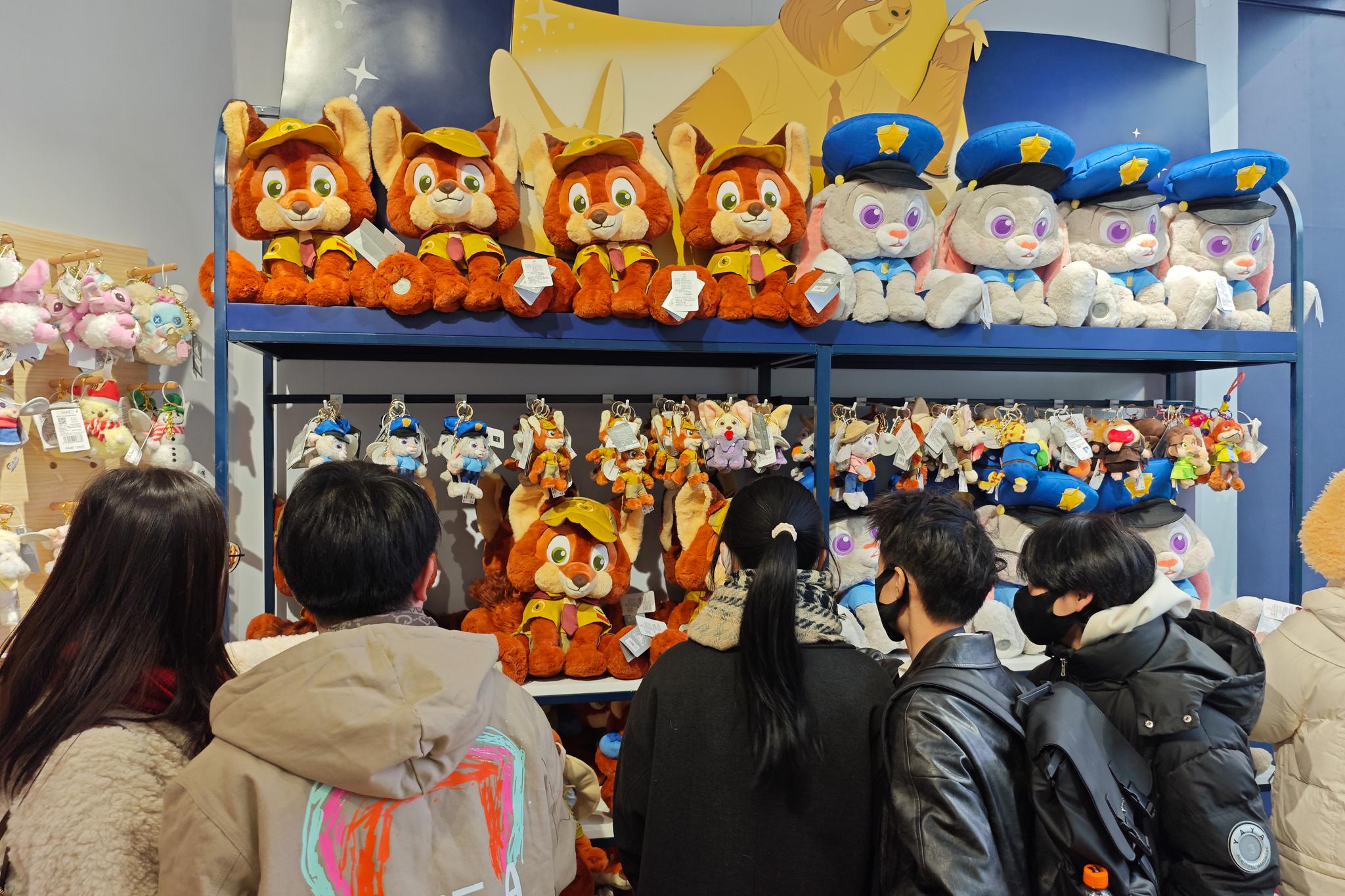 资料图：全新迪士尼商店在上海南京路步行街开业，吸引不少粉丝进店购买。中新社发 王冈 摄